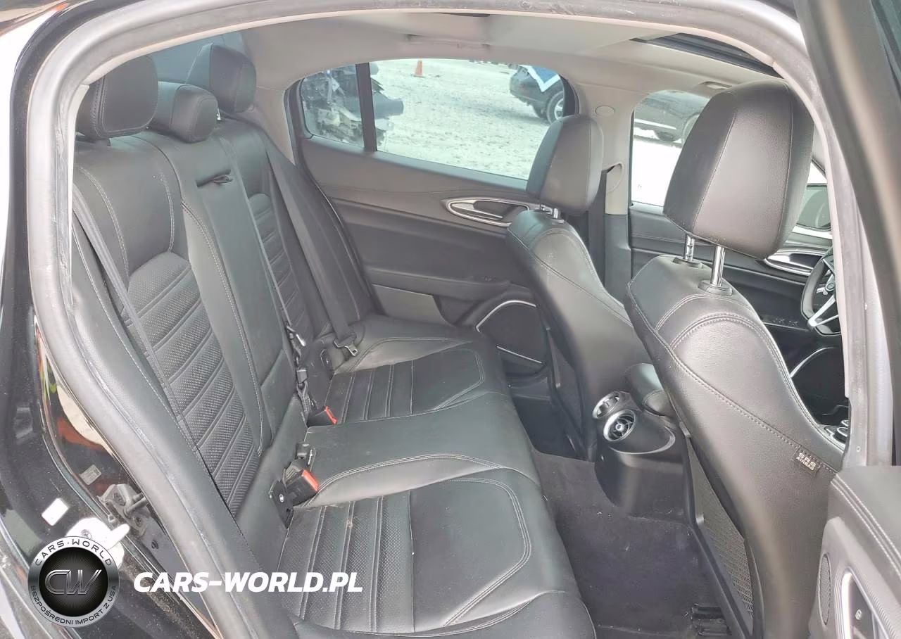 2018 Alfa Romeo Giulia Ti VIN:ZARFAECN8J7599479 - 10