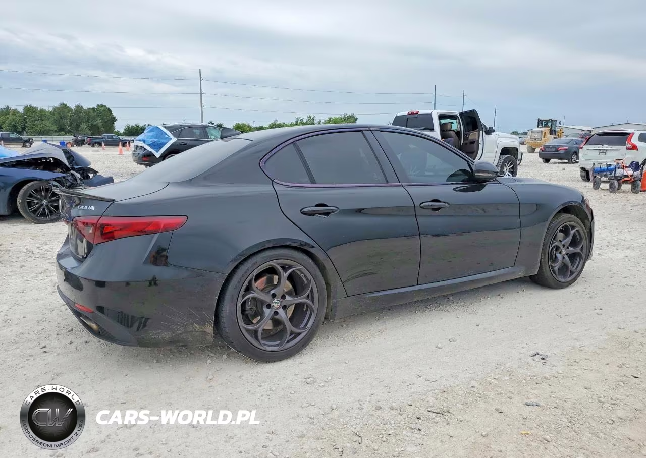 2018 Alfa Romeo Giulia Ti VIN:ZARFAECN8J7599479 - 3