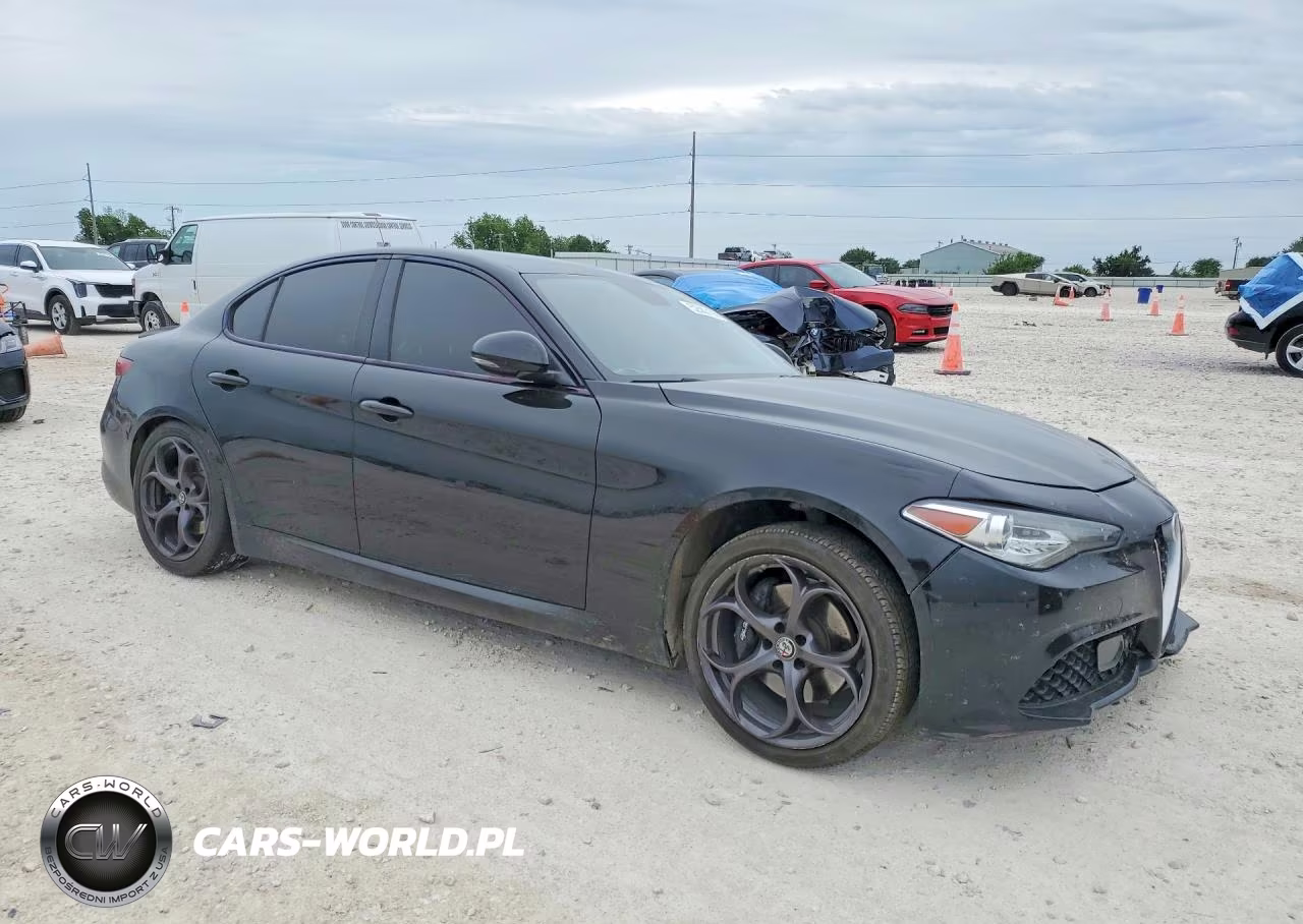 2018 Alfa Romeo Giulia Ti VIN:ZARFAECN8J7599479 - 4