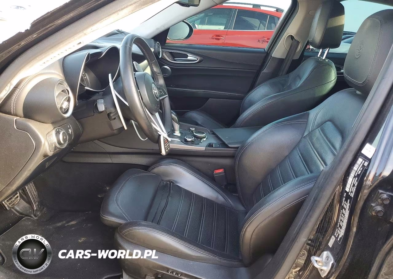 2018 Alfa Romeo Giulia Ti VIN:ZARFAECN8J7599479 - 7