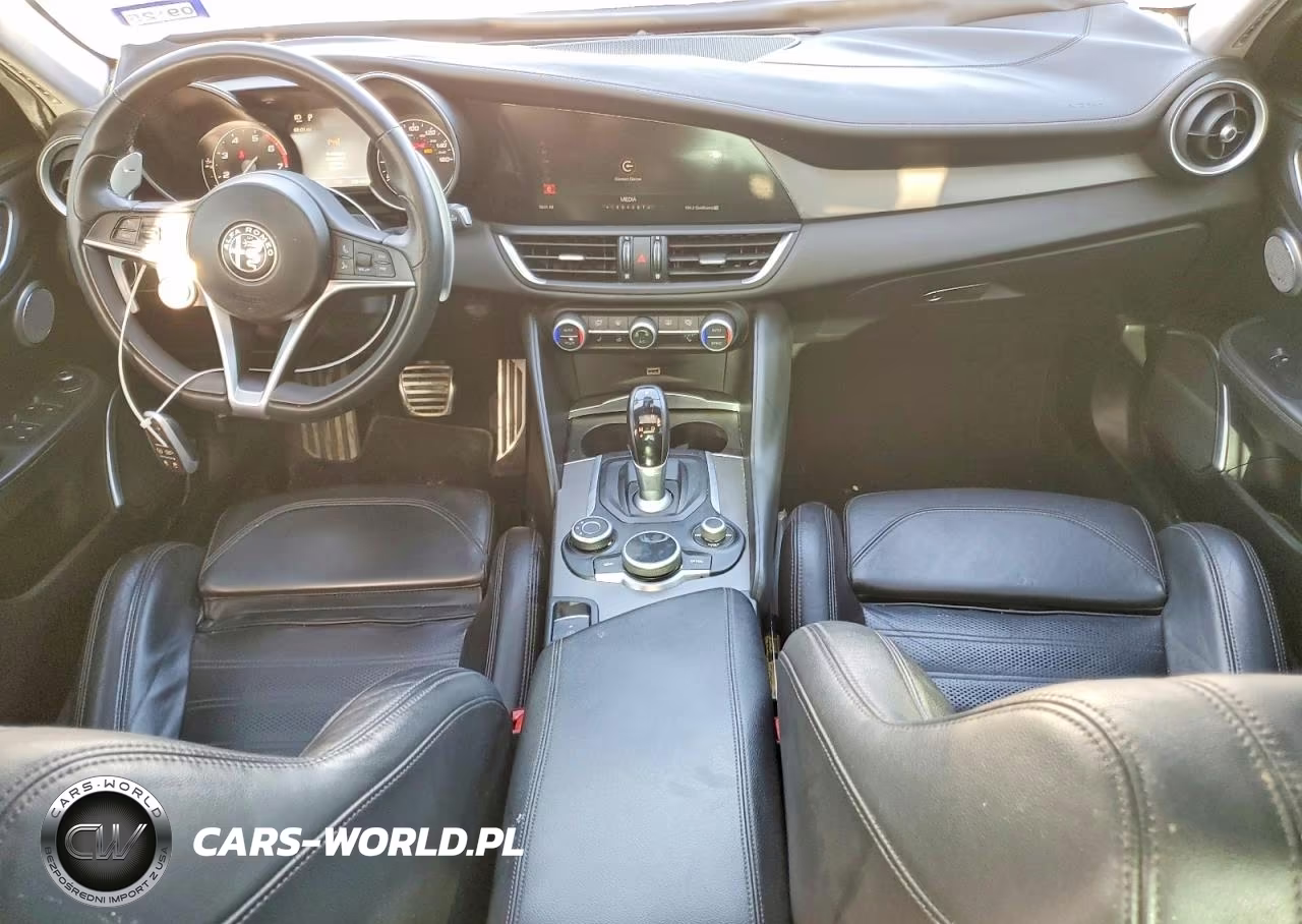2018 Alfa Romeo Giulia Ti VIN:ZARFAECN8J7599479 - 8