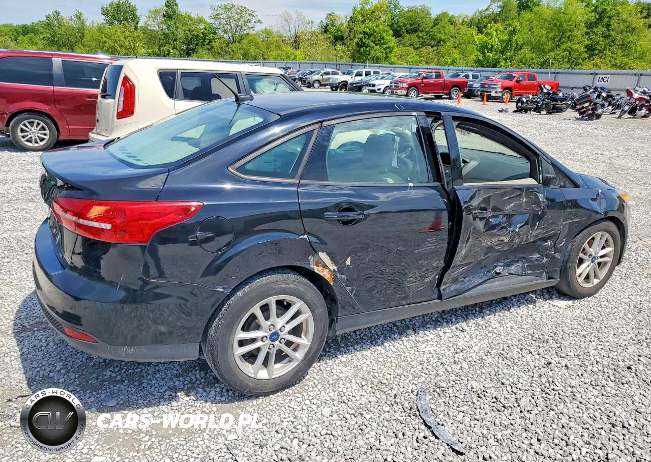 2017 Ford Focus Se VIN:1FADP3F28HL318181 - 3