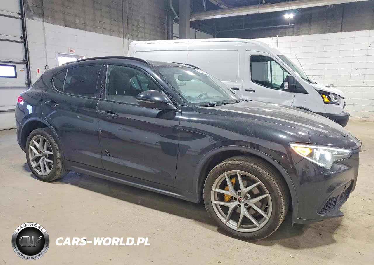 2018 Alfa Romeo Stelvio Ti Sport VIN:ZASFAKNN7J7B89642 - 4
