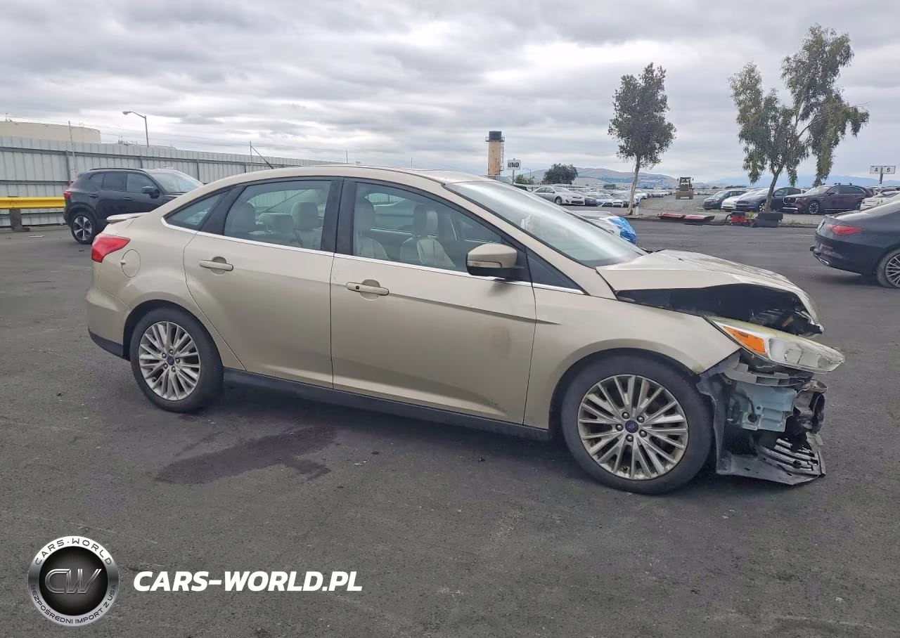 2017 Ford Focus Titanium VIN:1FADP3J26HL287830 - 4