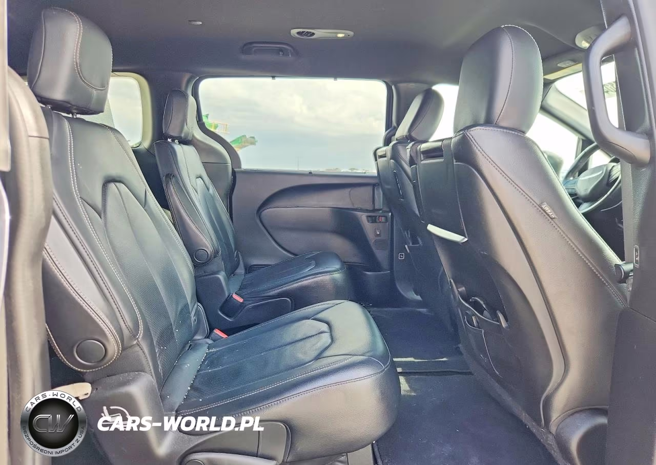 2018 Chrysler Pacifica Touring L Plus VIN:2C4RC1EG6JR257844 - 11