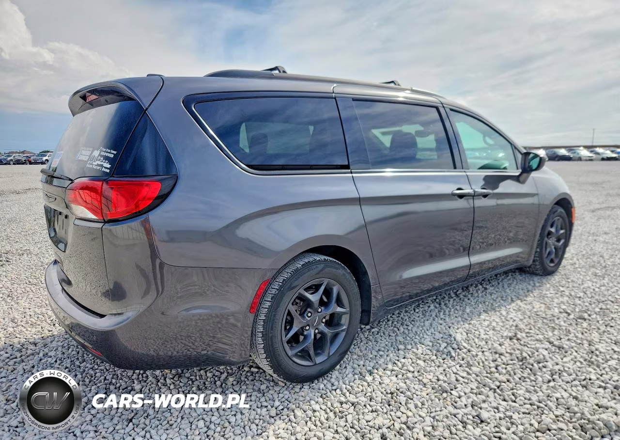 2018 Chrysler Pacifica Touring L Plus VIN:2C4RC1EG6JR257844 - 3