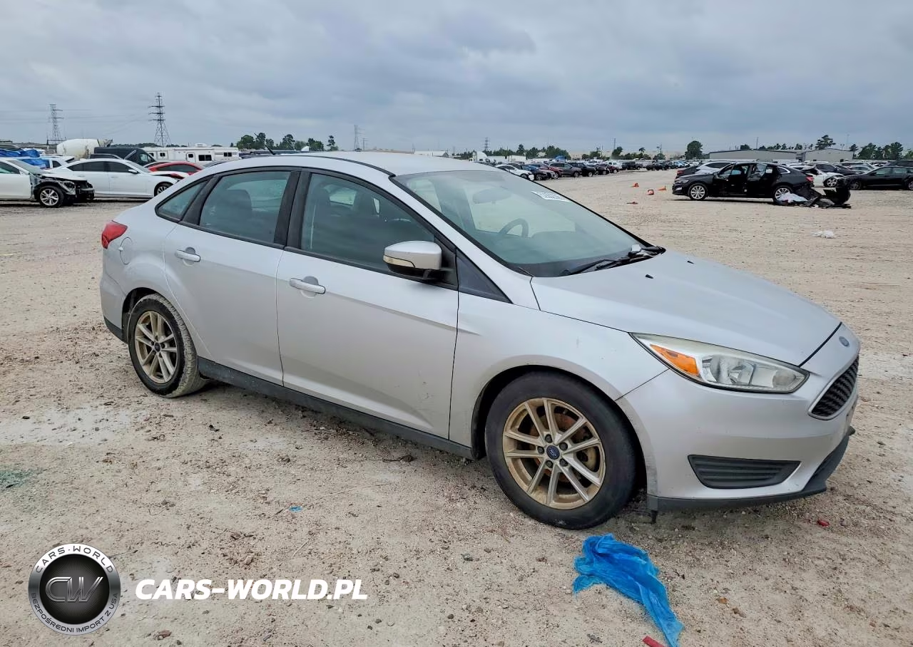 2016 Ford Focus Se VIN:1FADP3F27GL387071 - 4
