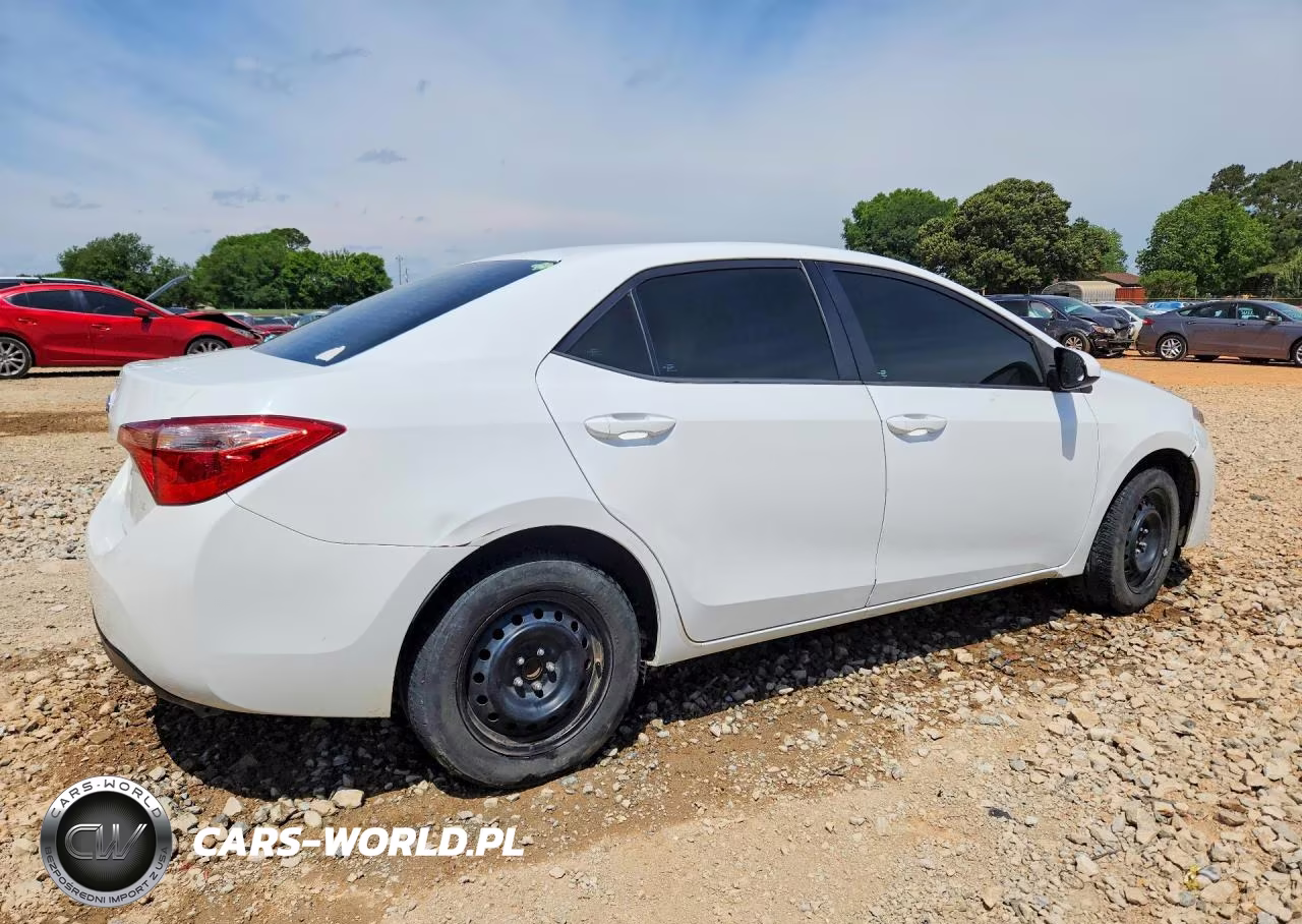 2017 Toyota Corolla Le VIN:5YFBURHEXHP664342 - 3