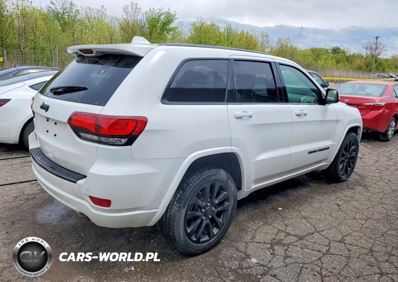 2018 Jeep Grand Cherokee Laredo VIN:1C4RJFAG3JC217397 - 3