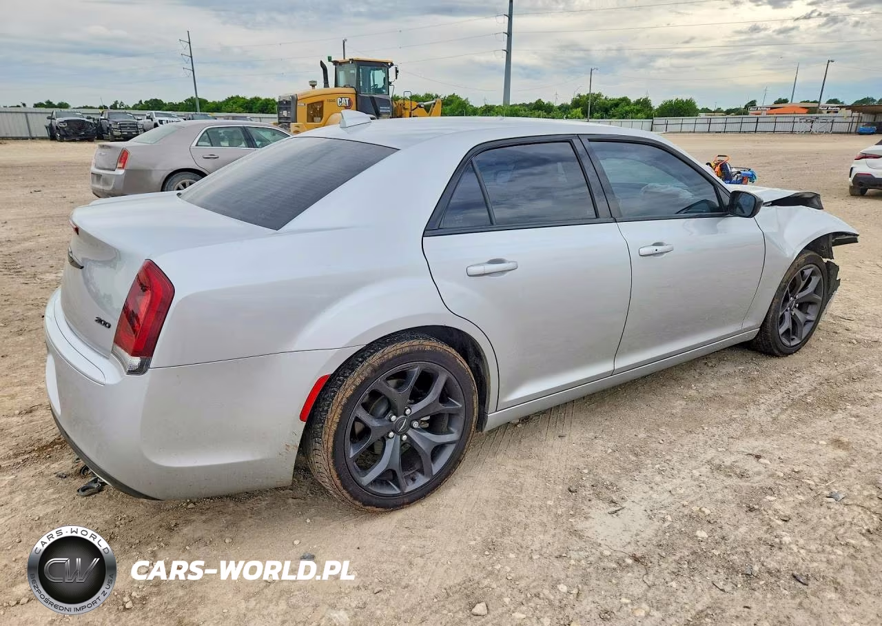 2021 Chrysler 300 Touring VIN:2C3CCAAG6MH558432 - 3