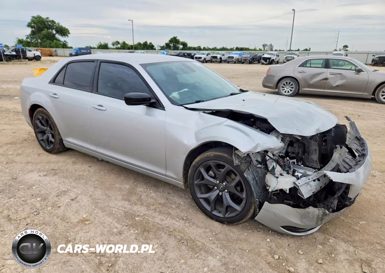 2021 Chrysler 300 Touring VIN:2C3CCAAG6MH558432 - 4