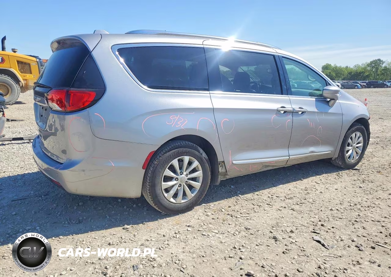 2018 Chrysler Pacifica Touring L VIN:2C4RC1BG9JR322738 - 3