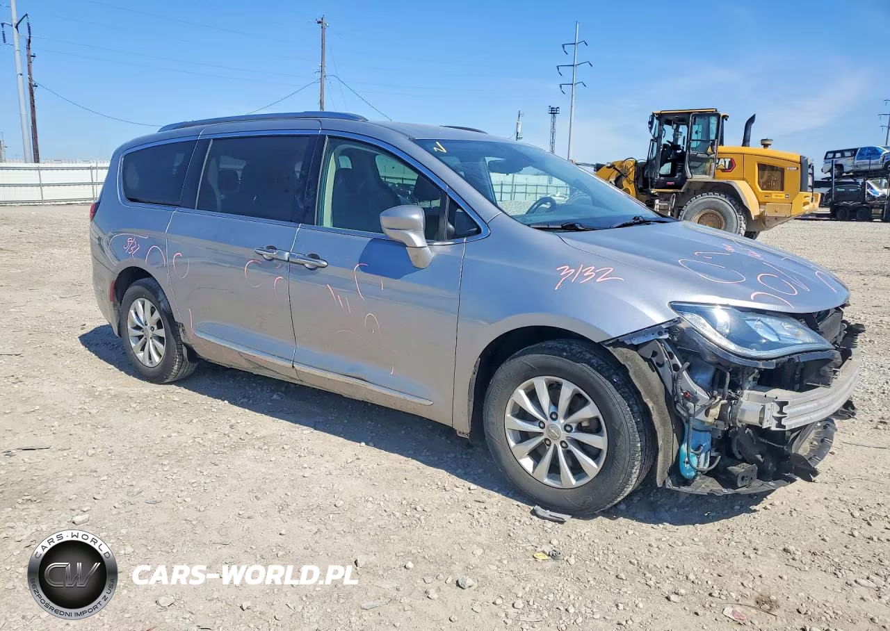 2018 Chrysler Pacifica Touring L VIN:2C4RC1BG9JR322738 - 4