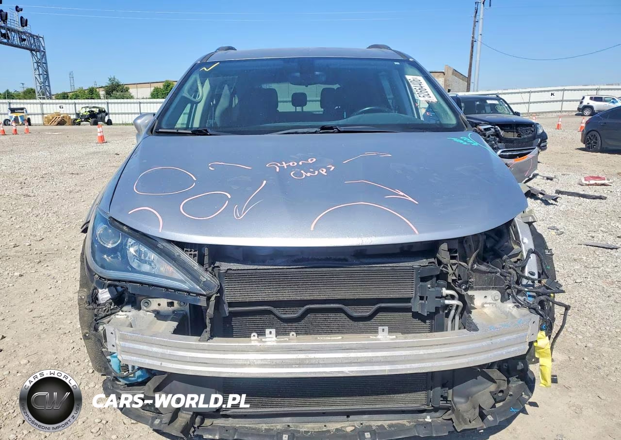 2018 Chrysler Pacifica Touring L VIN:2C4RC1BG9JR322738 - 5