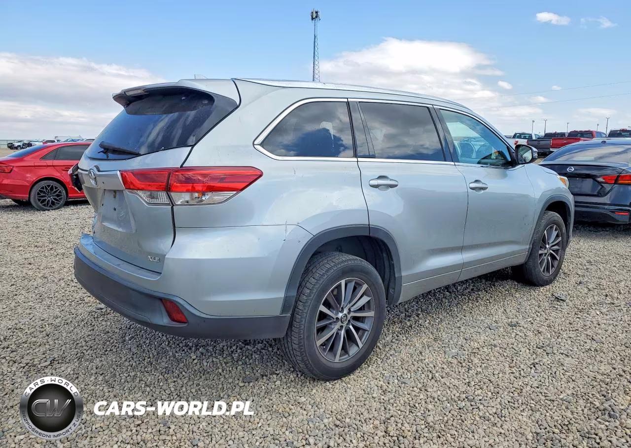 2018 Toyota Highlander Xle VIN:5TDKZRFH6JS548325 - 3