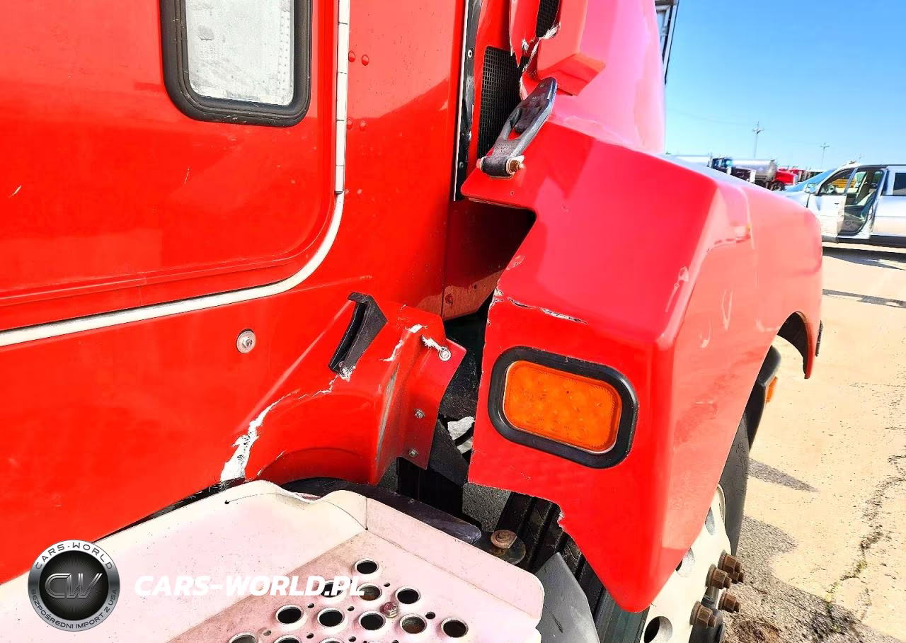 2000 Kenworth T600 Semi Truck VIN:1XKADU9X8YR841639 - 10