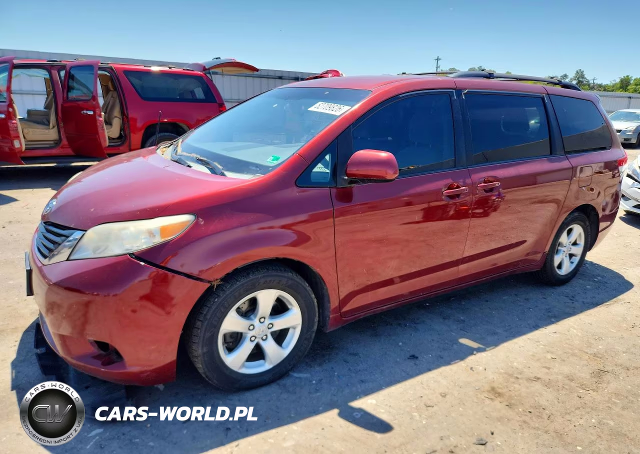 2011 Toyota Sienna Le – zdjęcie 1 z 13