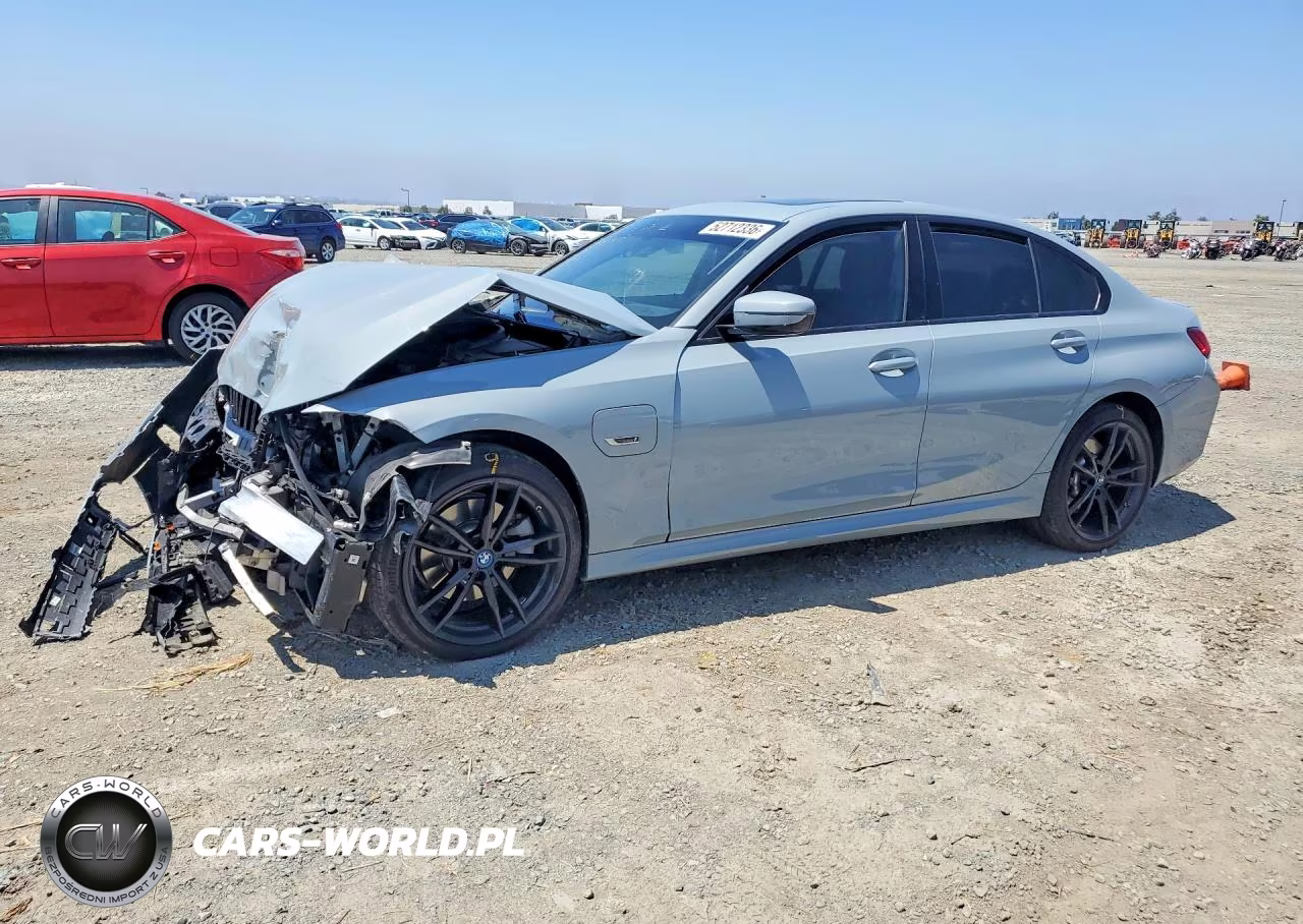 2023 BMW 330E – zdjęcie 1 z 12