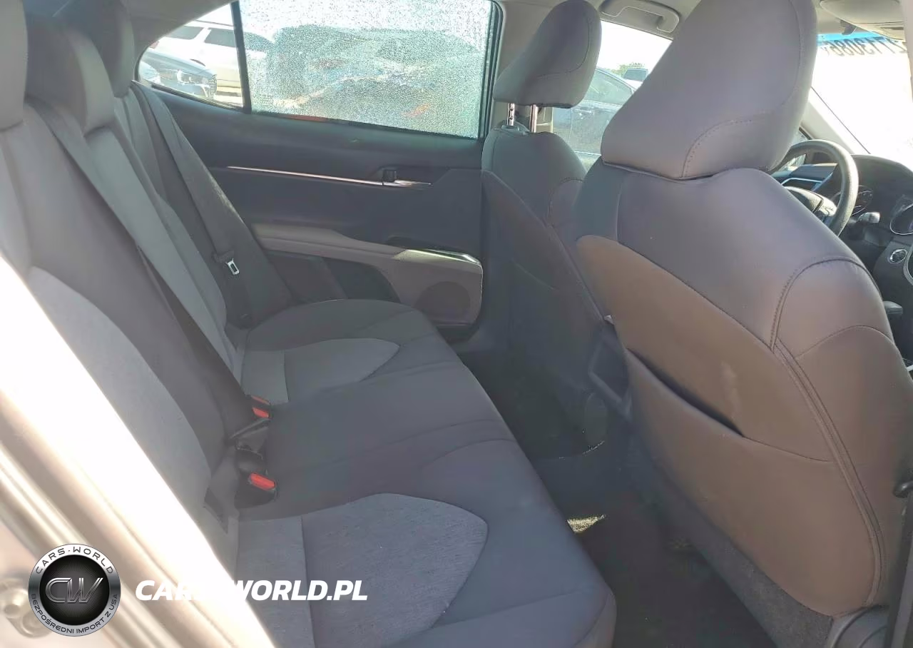 2018 Toyota Camry Le VIN:4T1B11HK8JU145861 - 10