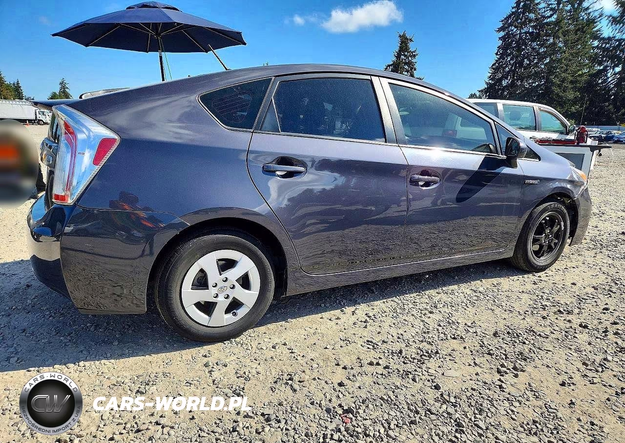 2015 Toyota Prius Two VIN:JTDKN3DUXF1918835 - 3