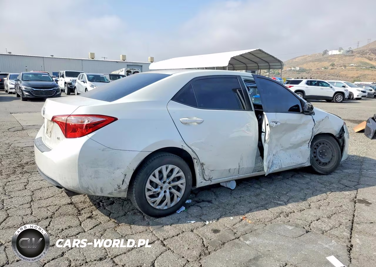 2018 Toyota Corolla Le VIN:5YFBURHE8JP790236 - 3