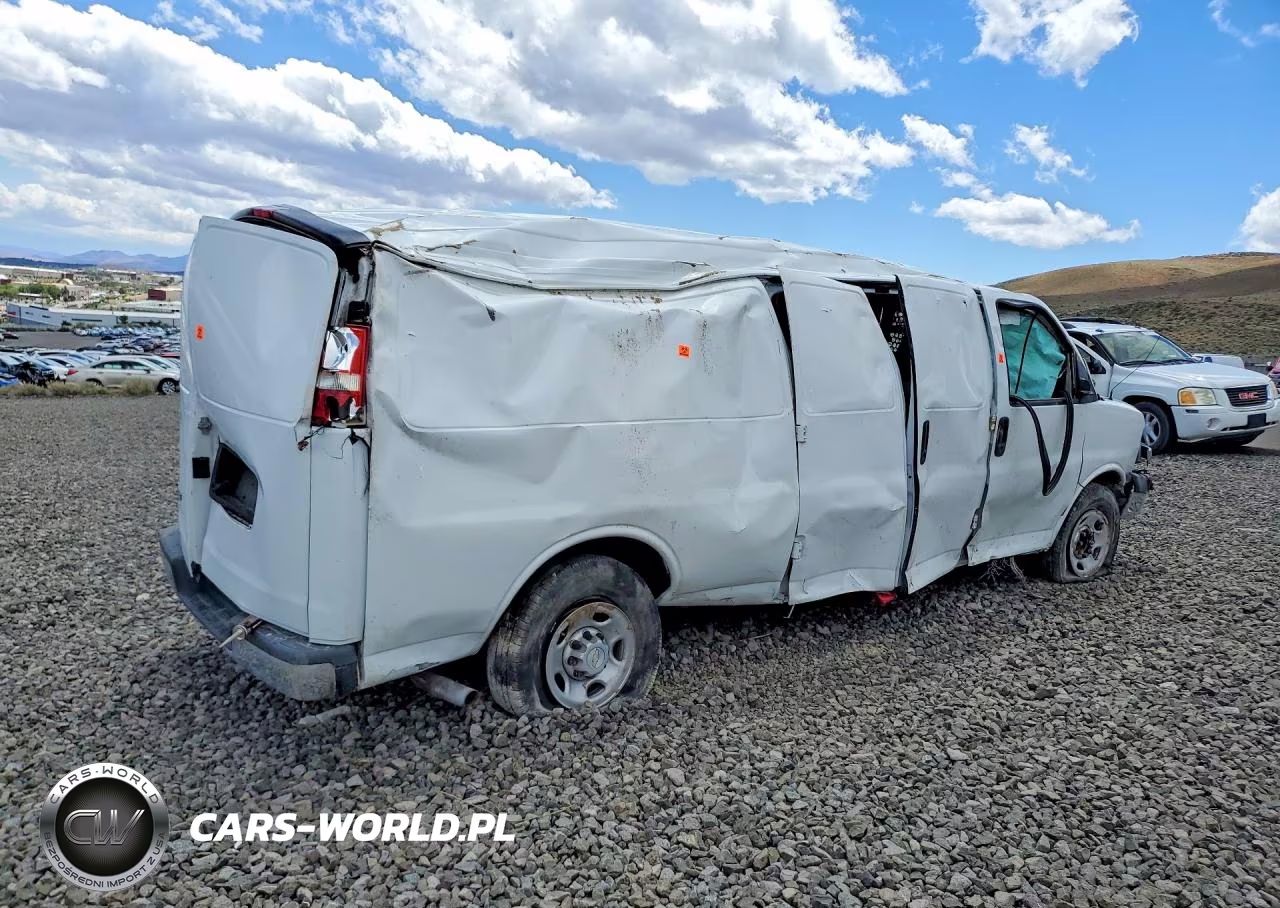 2018 Chevrolet Express G2500 VIN:1GCWGBFP6J1335538 - 3