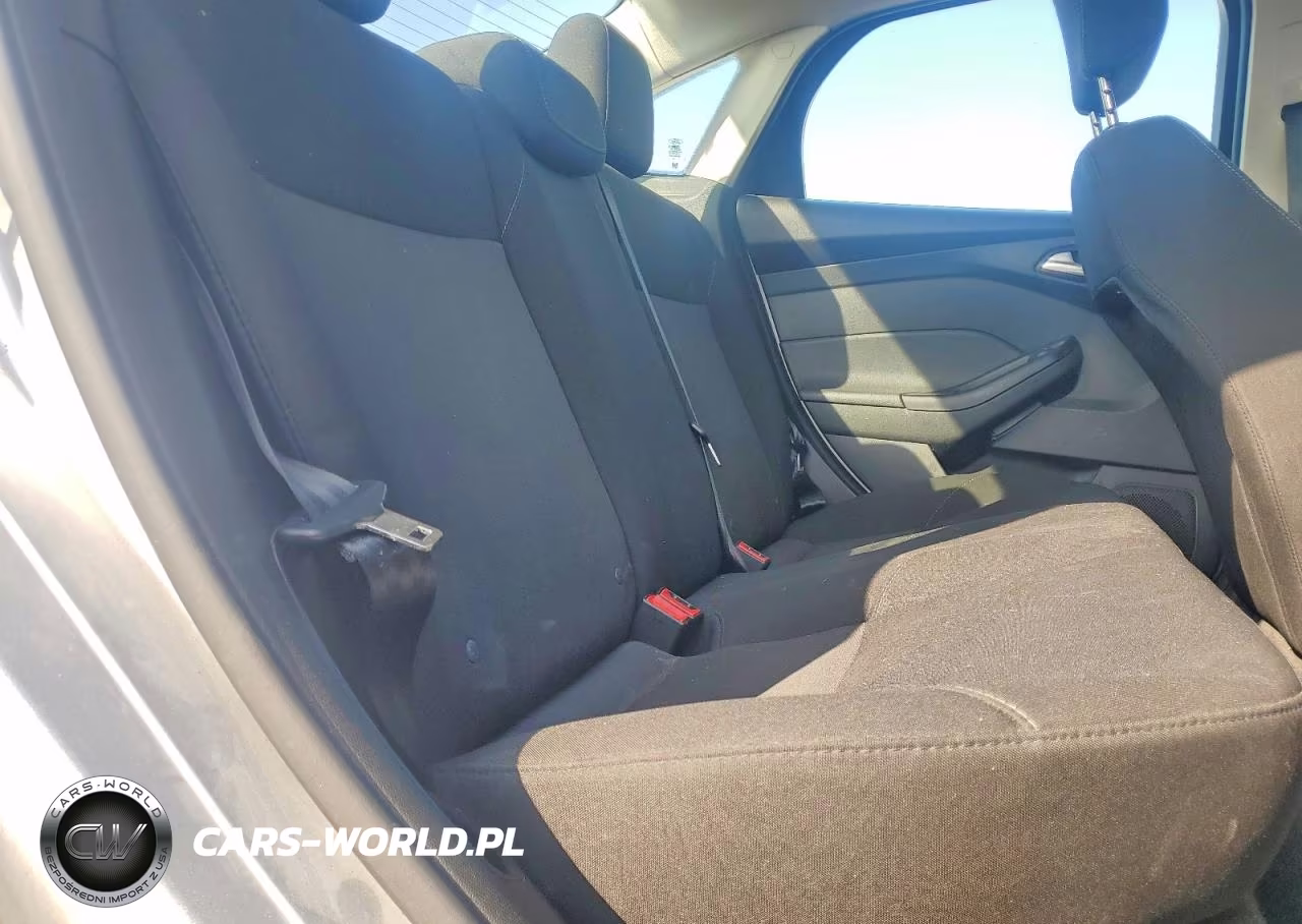 2018 Ford Focus Se VIN:1FADP3F24JL329121 - 10
