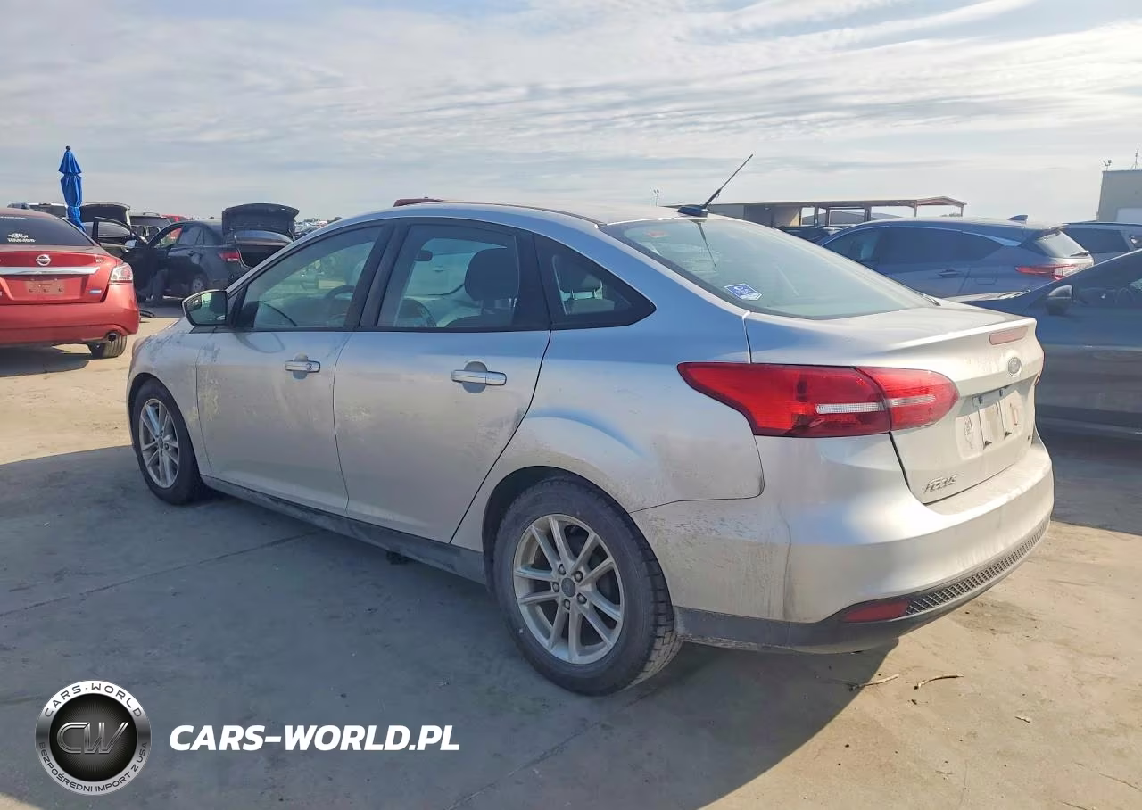 2018 Ford Focus Se VIN:1FADP3F24JL329121 - 2