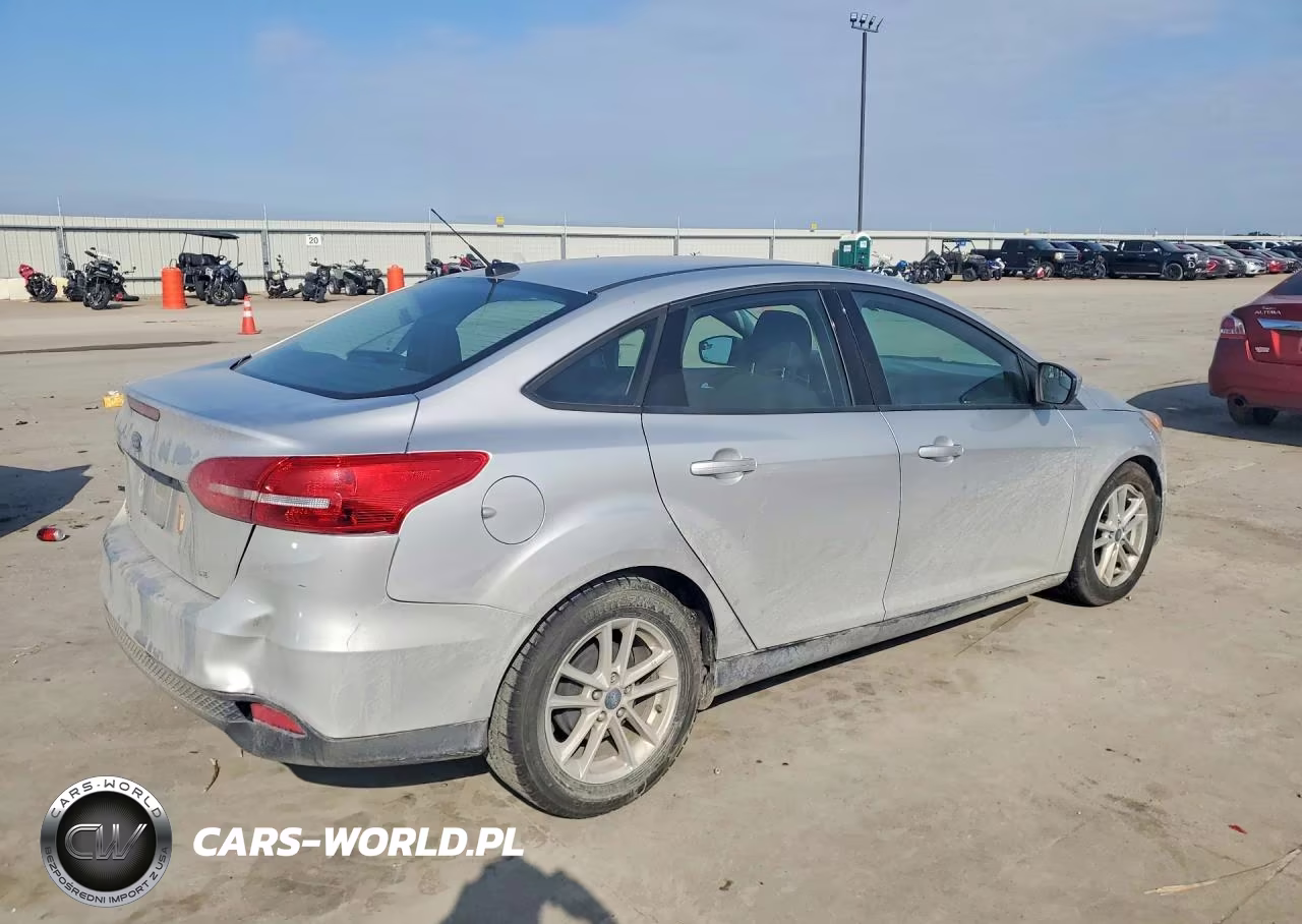 2018 Ford Focus Se VIN:1FADP3F24JL329121 - 3