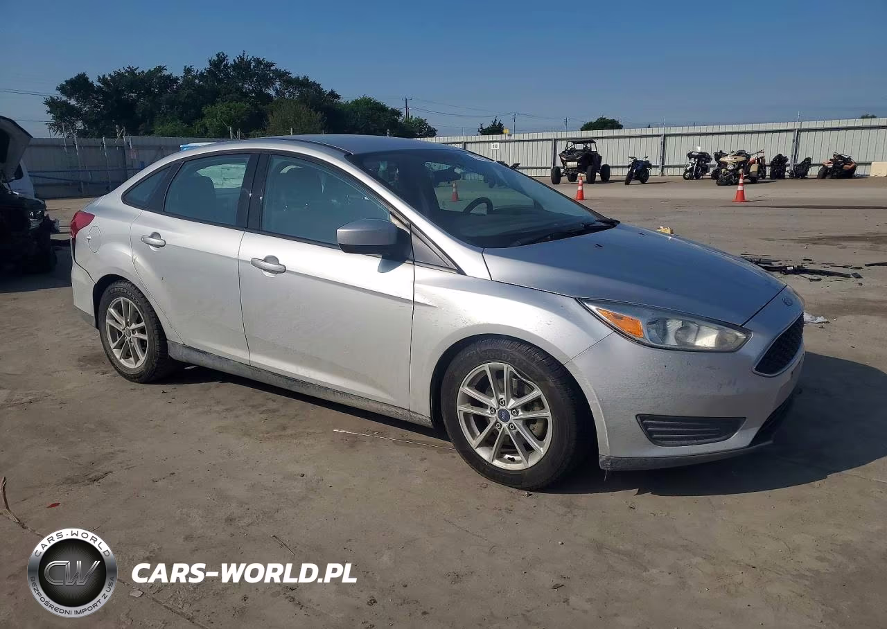 2018 Ford Focus Se VIN:1FADP3F24JL329121 - 4