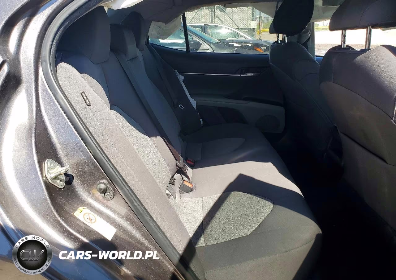 2018 Toyota Camry L VIN:4T1B11HK1JU610450 - 10