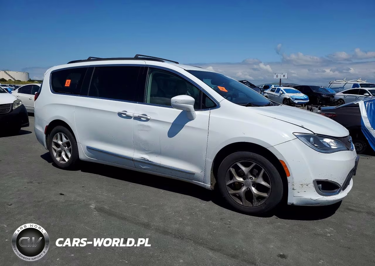 2017 Chrysler Pacifica Touring L VIN:2C4RC1BG3HR587844 - 4
