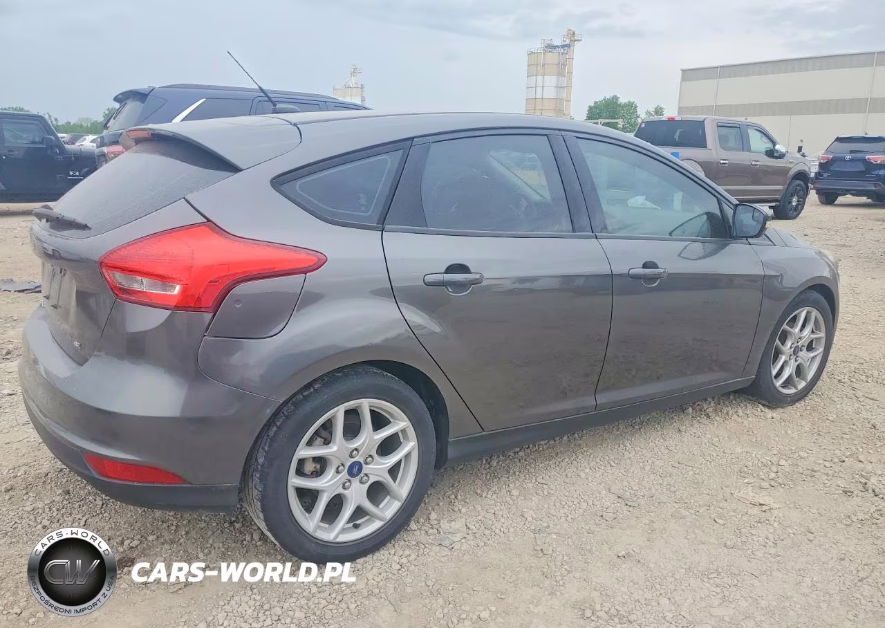 2015 Ford Focus Se VIN:1FADP3K23FL386276 - 3