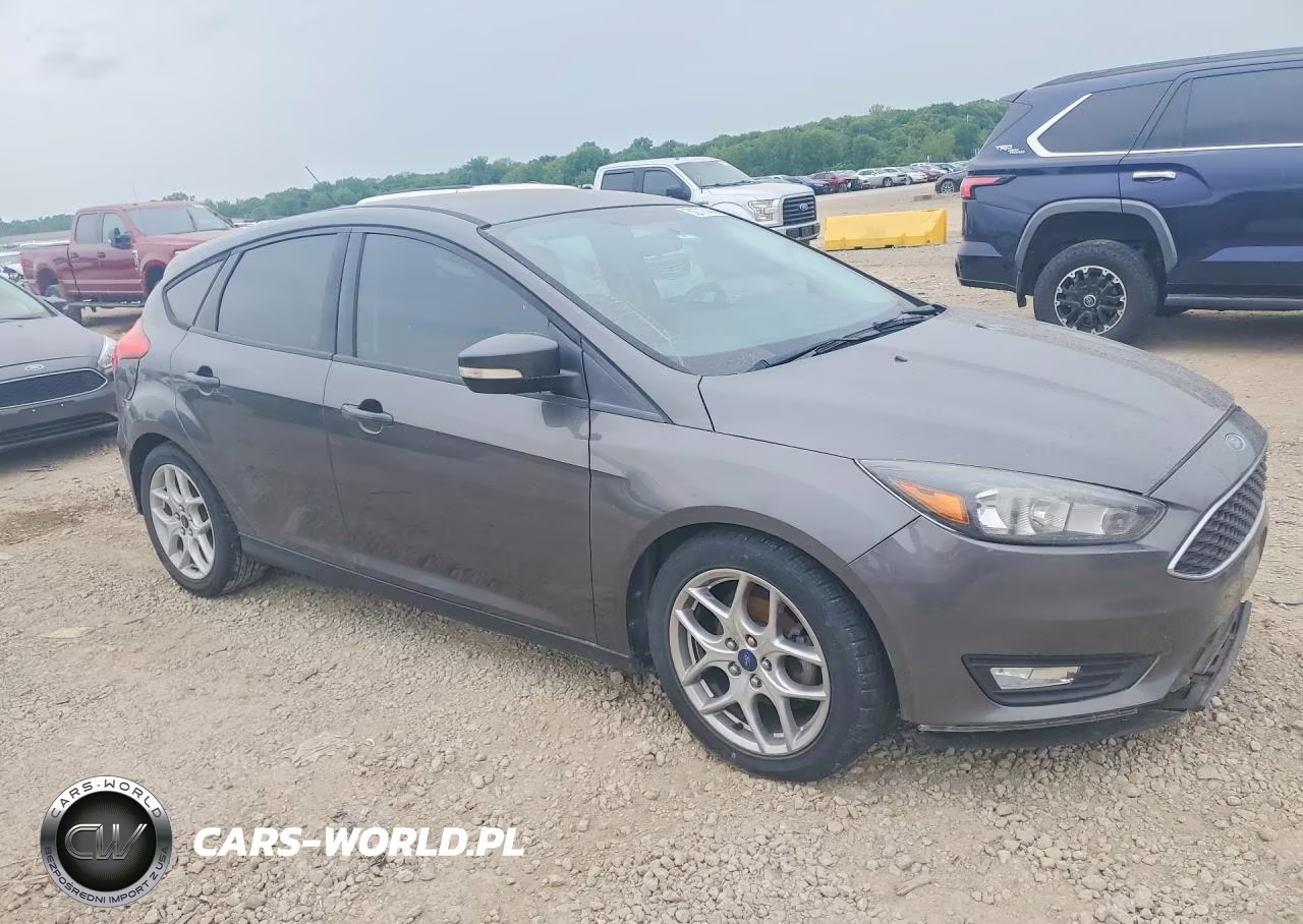2015 Ford Focus Se VIN:1FADP3K23FL386276 - 4