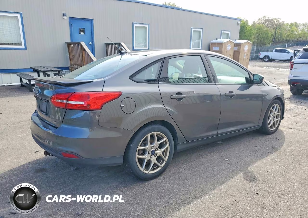 2015 Ford Focus Se VIN:1FADP3F23FL338402 - 3