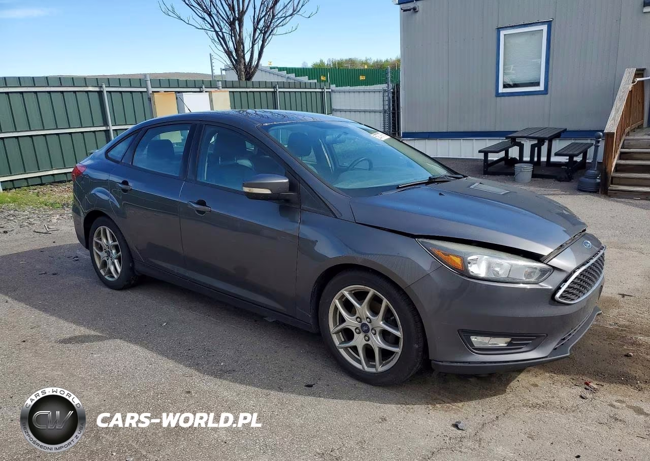 2015 Ford Focus Se VIN:1FADP3F23FL338402 - 4