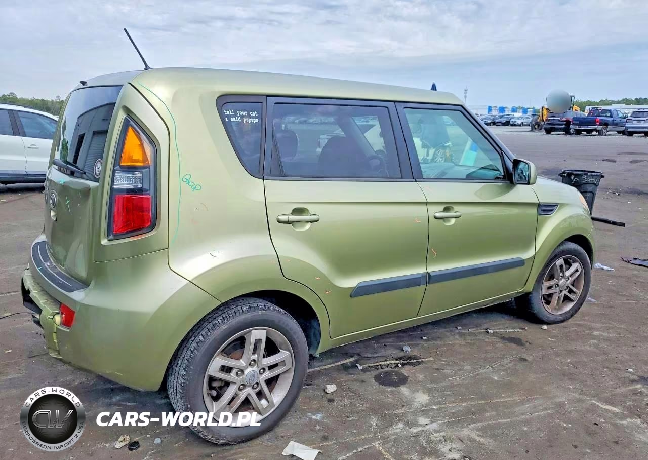 2011 Kia Soul + VIN:KNDJT2A2XB7207111 - 3