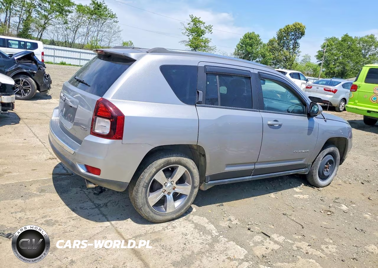 2017 Jeep Compass Latitude VIN:1C4NJCEAXHD125940 - 3