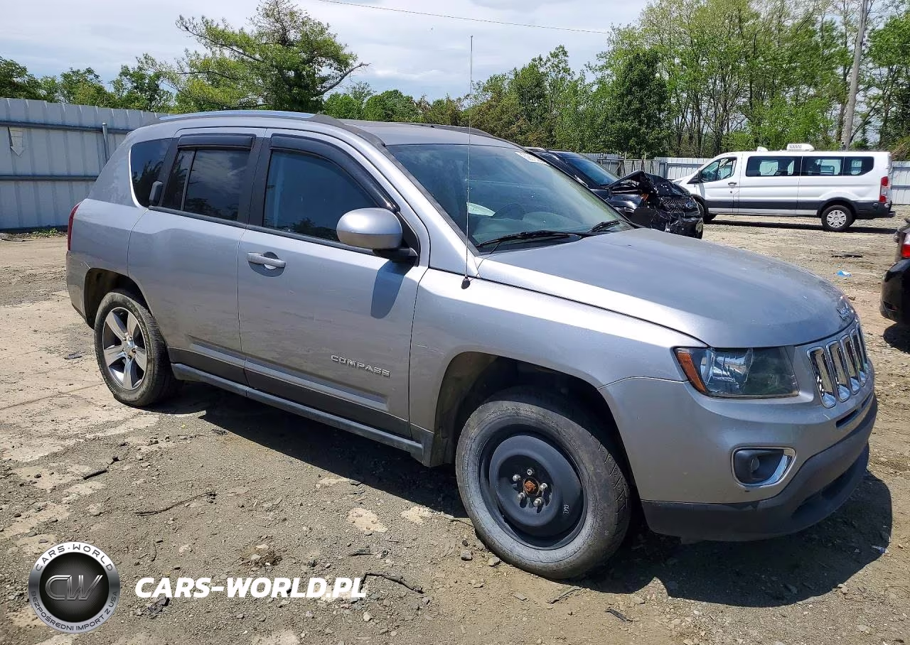 2017 Jeep Compass Latitude VIN:1C4NJCEAXHD125940 - 4
