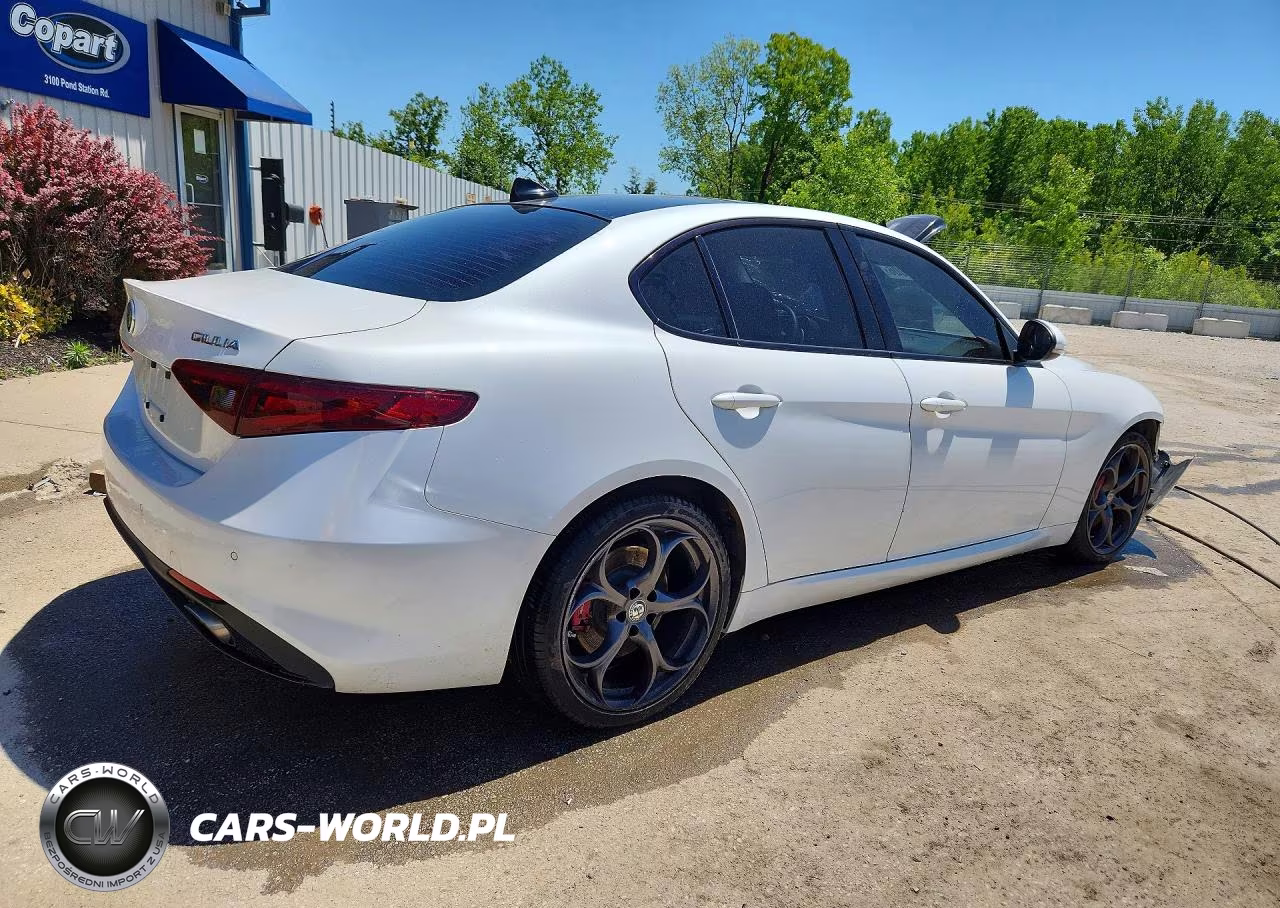 2017 Alfa Romeo Giulia Ti Q4 VIN:ZARFAEEN5H7560324 - 3