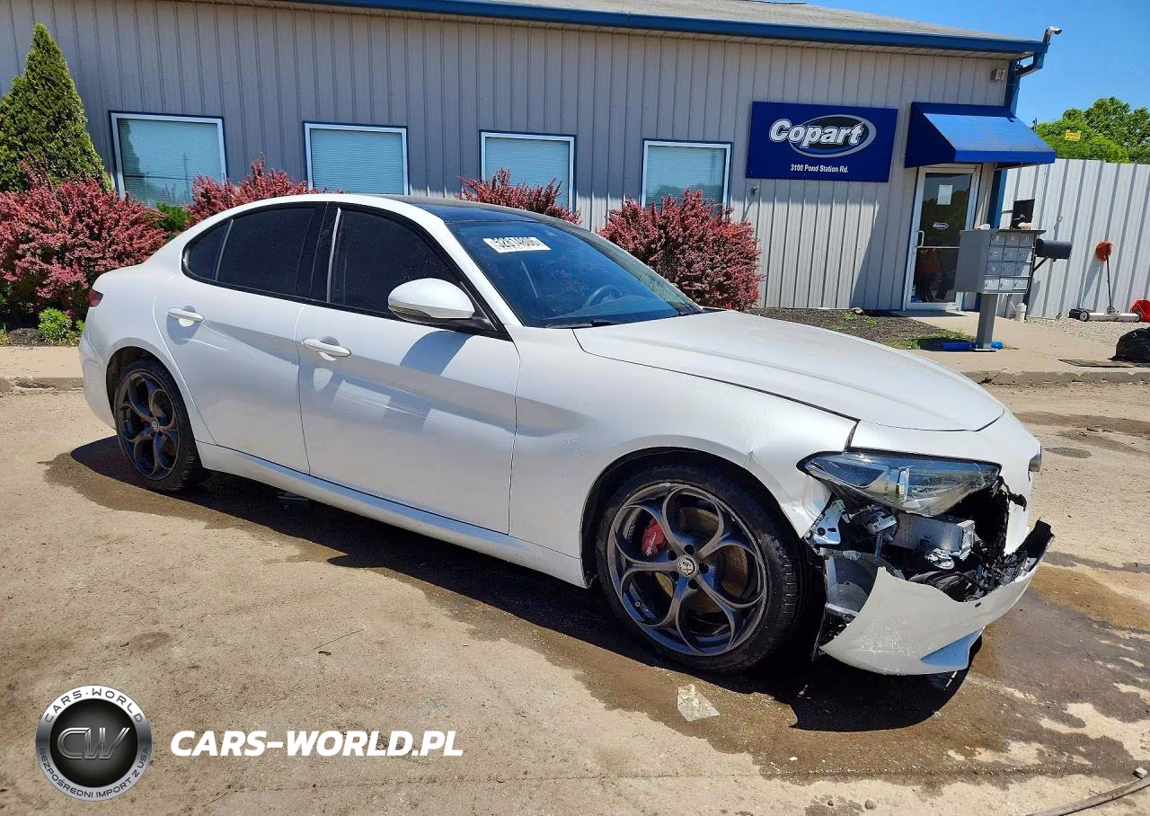 2017 Alfa Romeo Giulia Ti Q4 VIN:ZARFAEEN5H7560324 - 4
