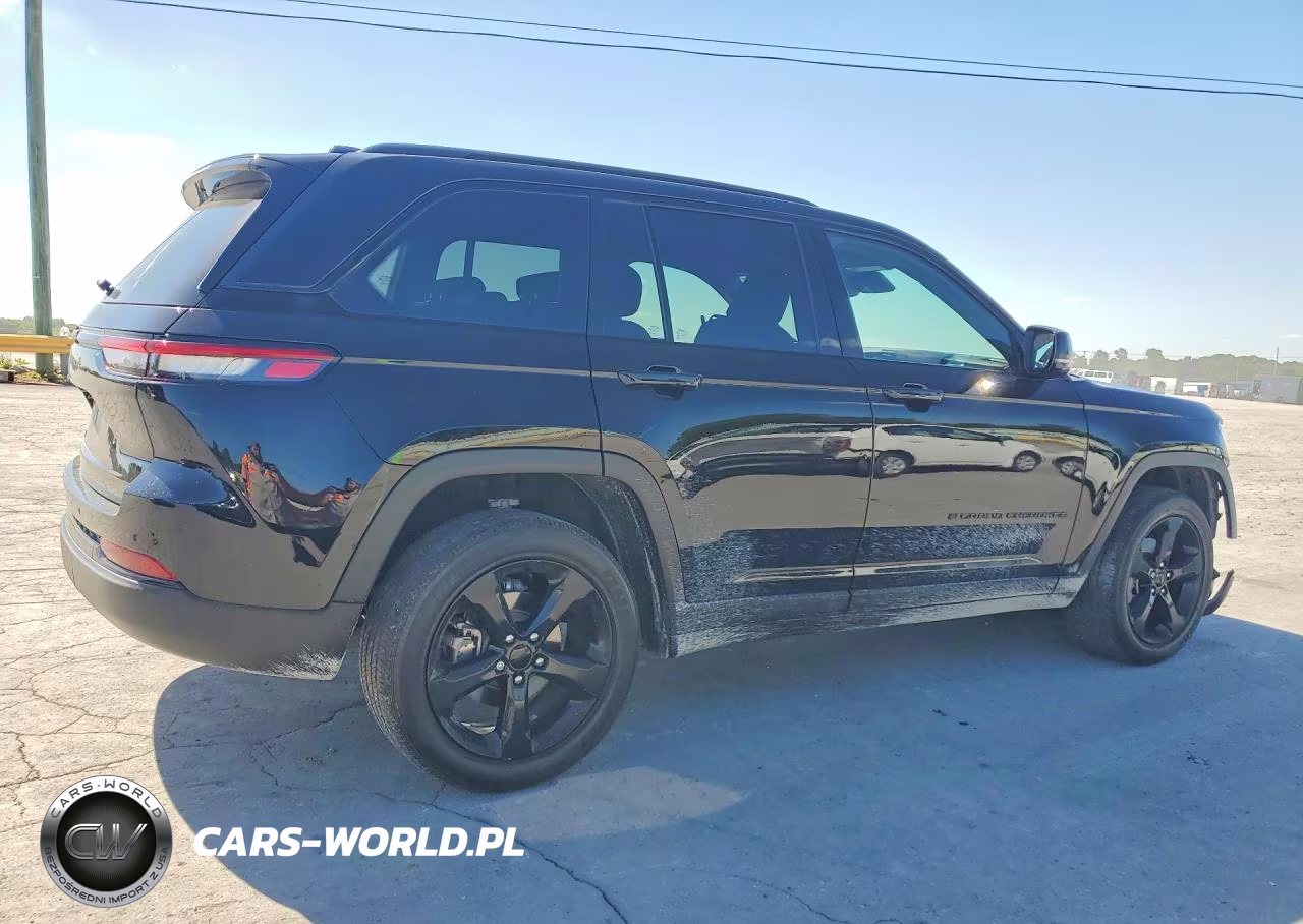 2023 Jeep Grand Cherokee Laredo VIN:1C4RJHAGXPC560213 - 3