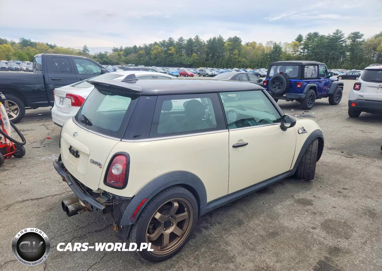 2010 Mini Cooper S VIN:WMWMF7C50ATX43965 - 3