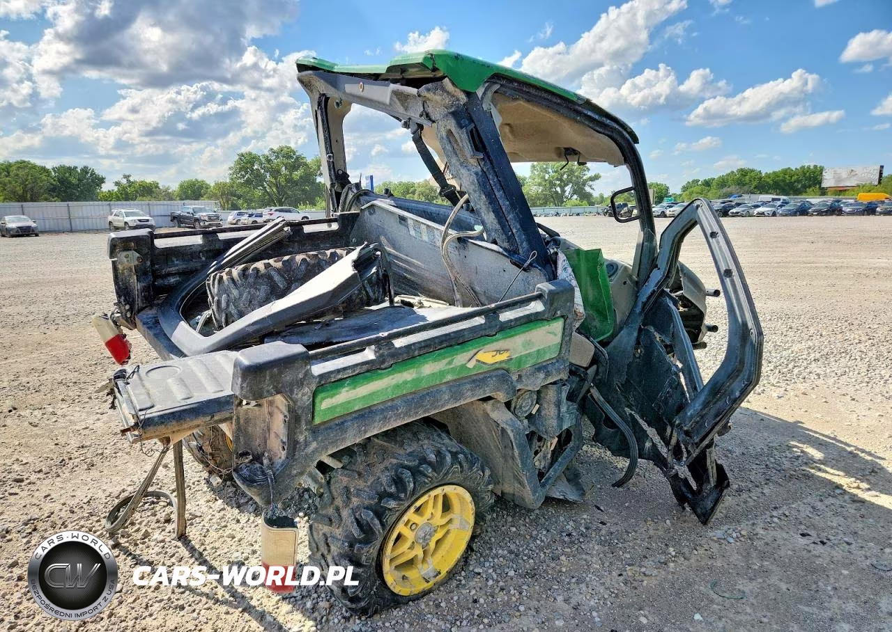 2022 John Deere 835R Utility Vehicle VIN:1M0835RACNM051823 - 4