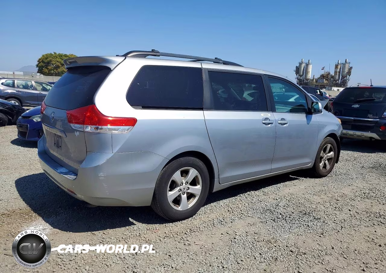 2012 Toyota Sienna Le VIN:5TDKK3DC2CS202851 - 3