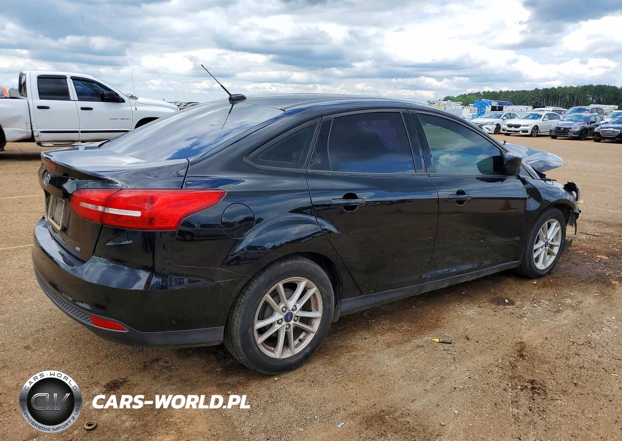 2018 Ford Focus Se VIN:1FADP3F24JL292765 - 3