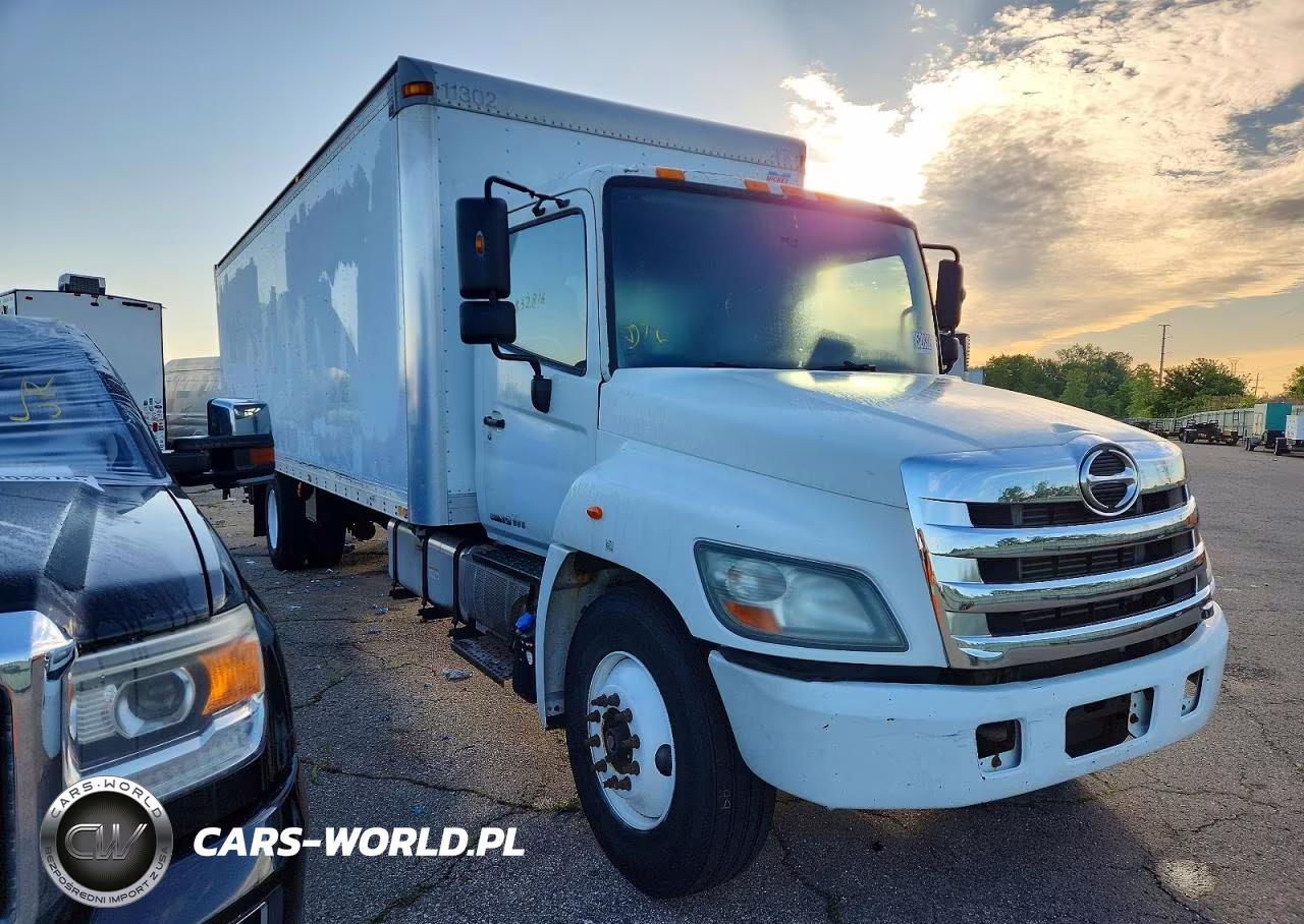 2013 Hino 338 Box Truck