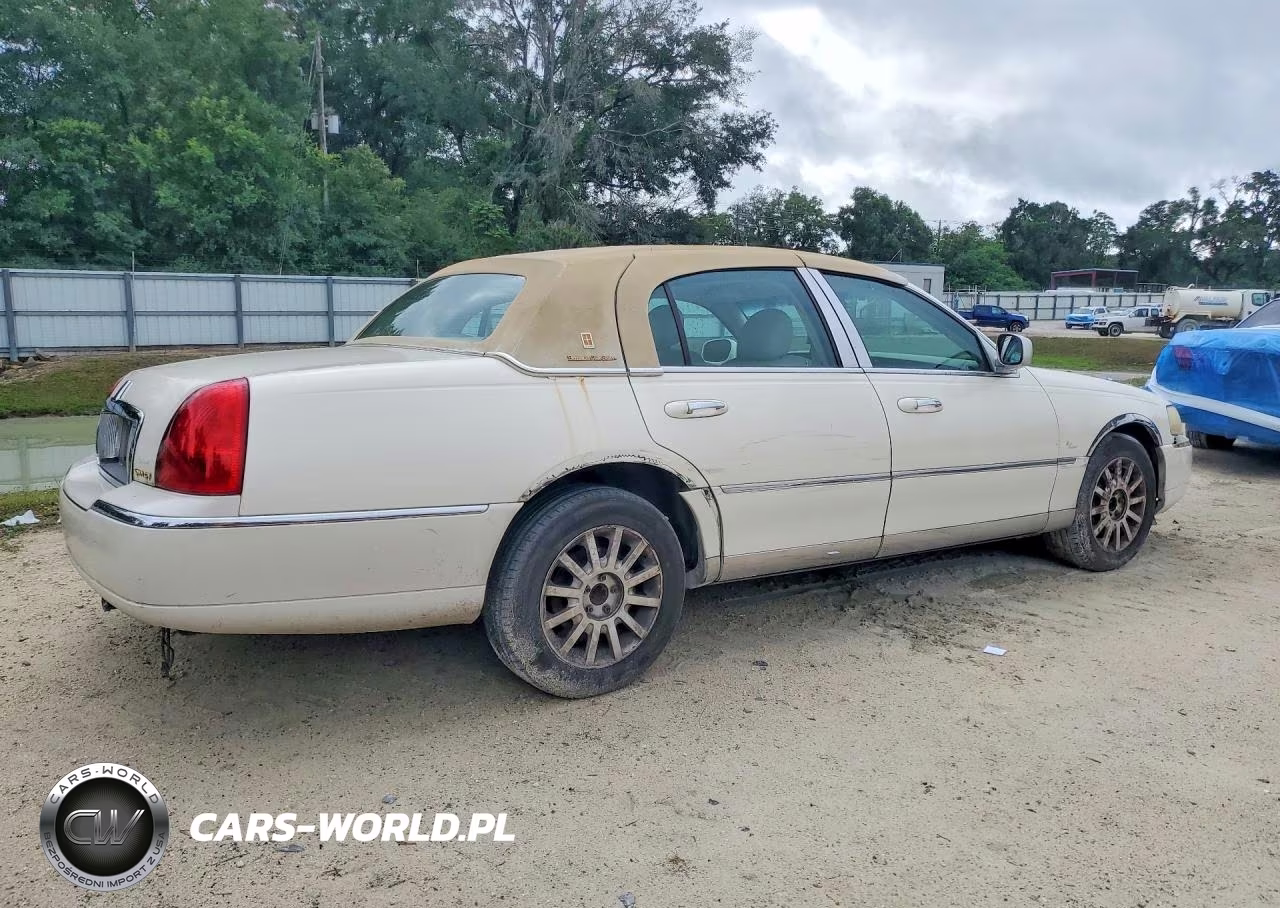 2007 Lincoln Town Car Signature VIN:1LNHM81V67Y608533 - 3