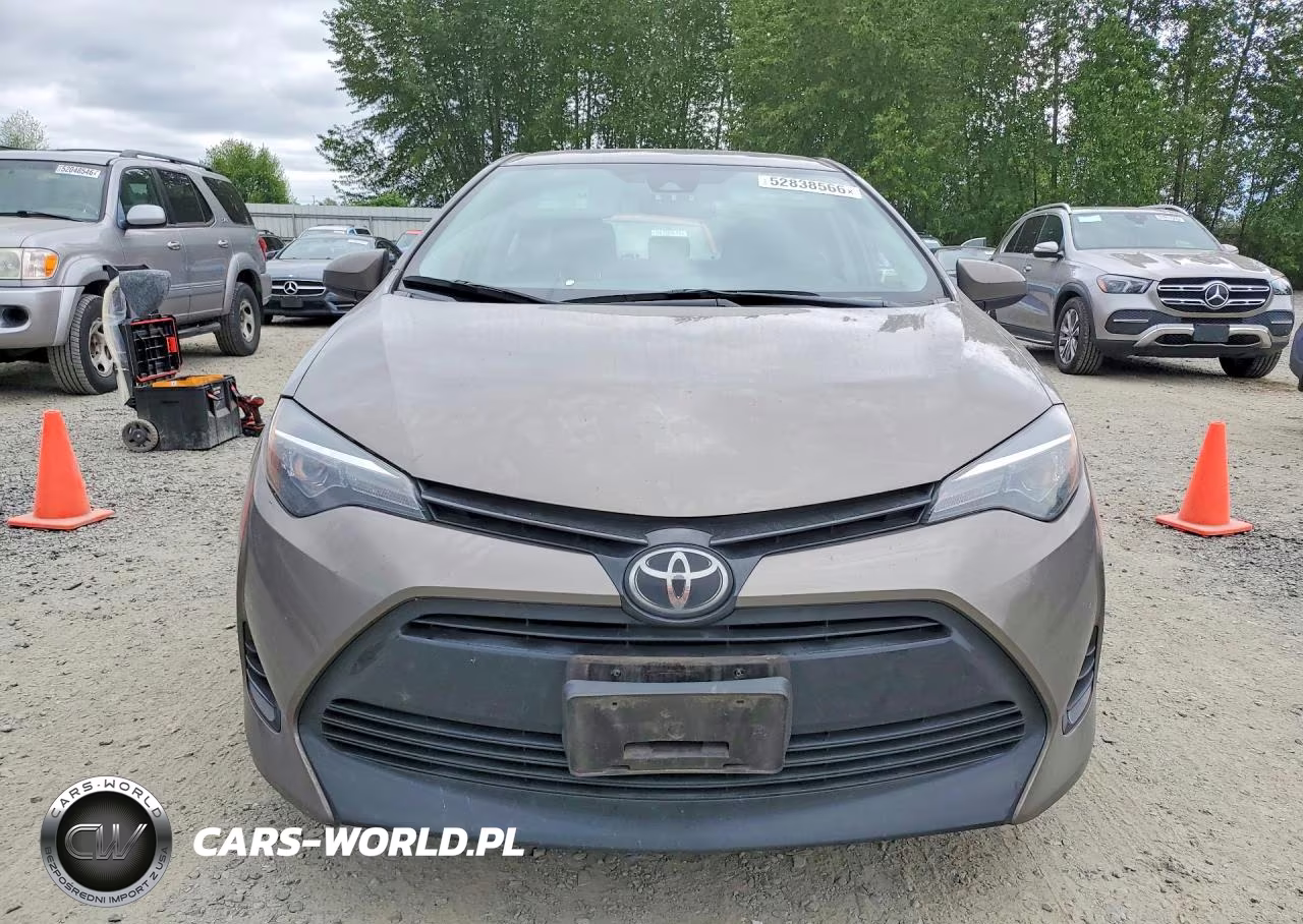 2018 Toyota Corolla Le VIN:2T1BURHE0JC025733 - 5