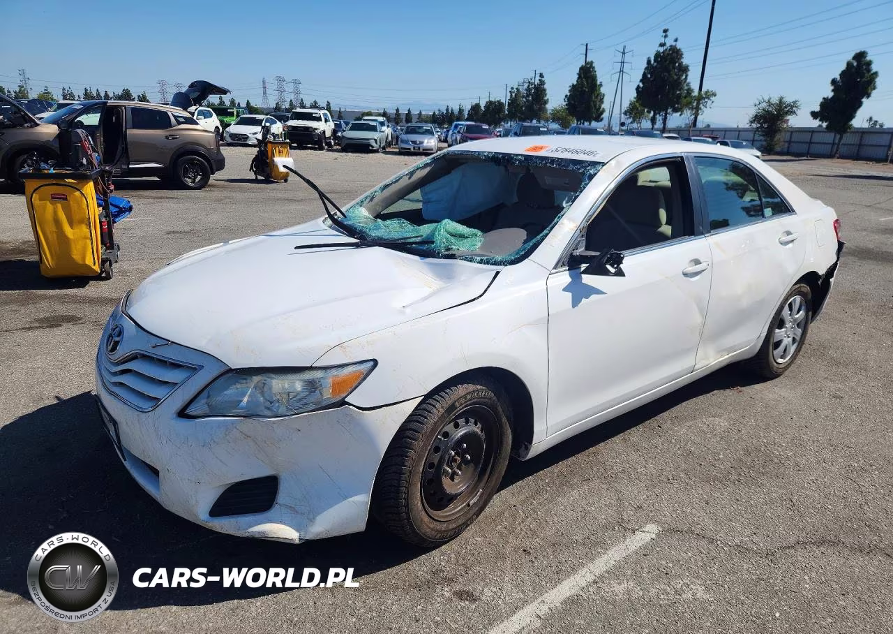 2010 Toyota Camry Le – zdjęcie 1 z 12